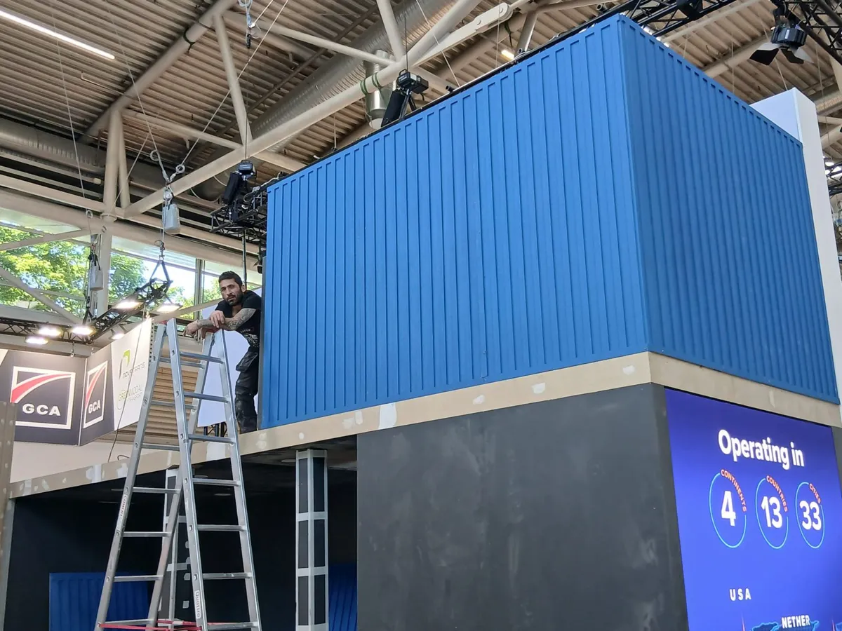 Fuar alanında stand montajı